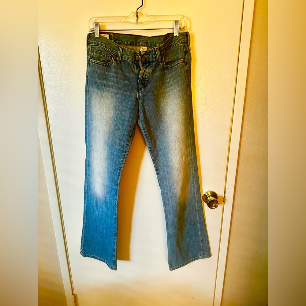 Abercrombie and Fitch women’s distressed jeans. Size 6R.